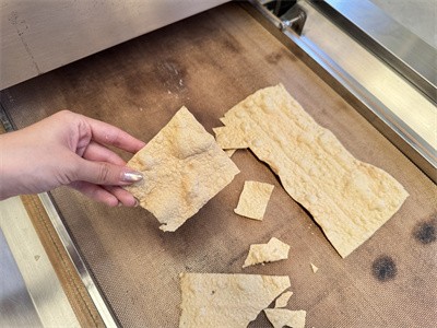 Why does tofu skin bubble during microwave drying？